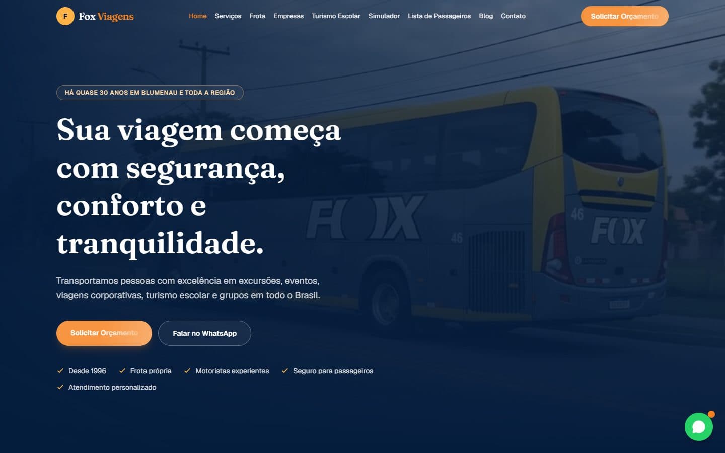 Página inicial do site da Fox Viagens: ônibus da frota ao fundo e o título Sua viagem começa com segurança, conforto e tranquilidade